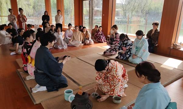 人们在看台上的人在房间里的一群小孩AI 生成的内容可能不正确。