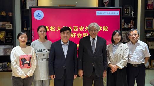 一群穿着西装的人站在一起AI 生成的内容可能不正确。