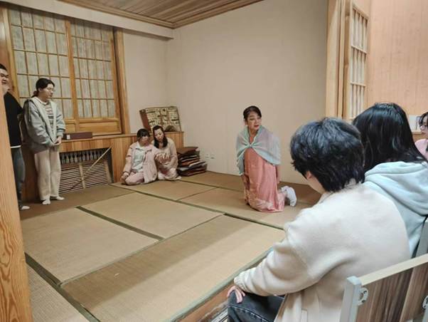 人们在房间里AI 生成的内容可能不正确。
